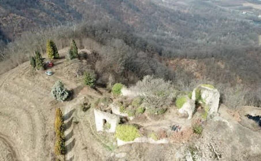 i ruderi del castello di san lorenzo a gattinara (foto dal sito del comune)