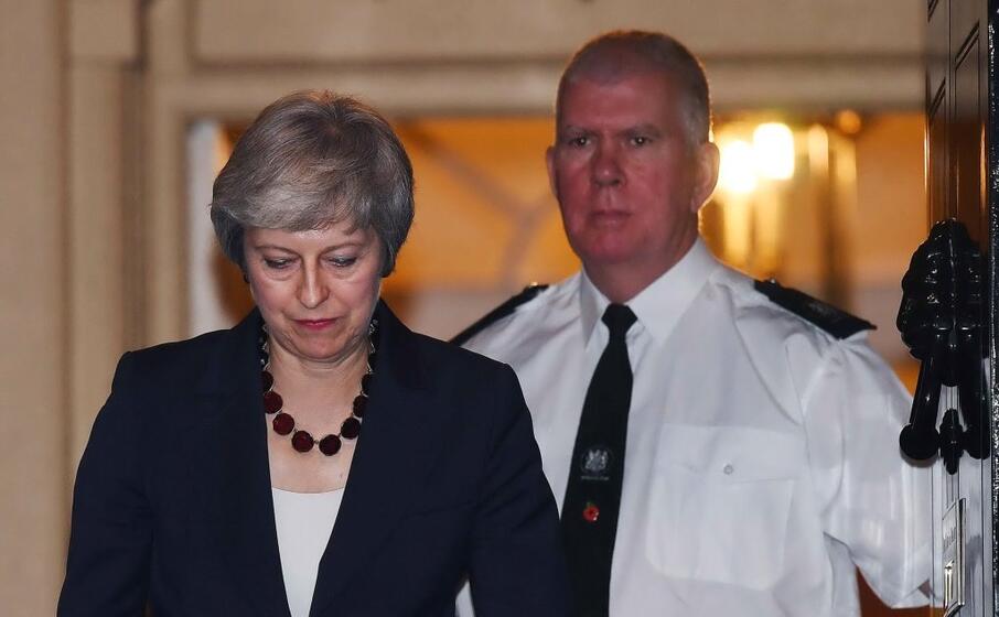 la premier britannica esce dal numero 10 di downing street (ansa)
