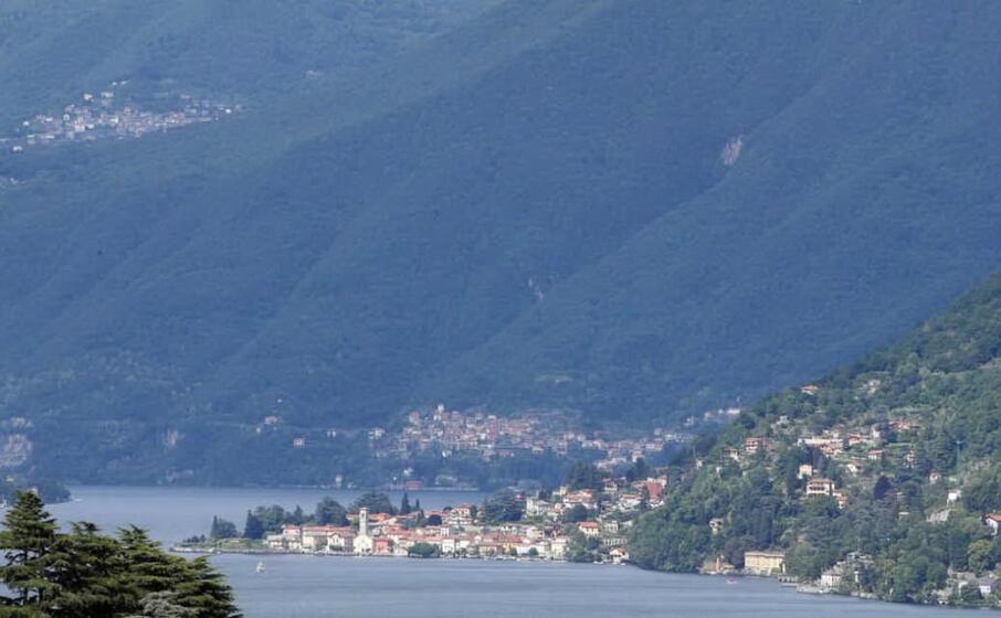 panoramica del lago di como (ansa)