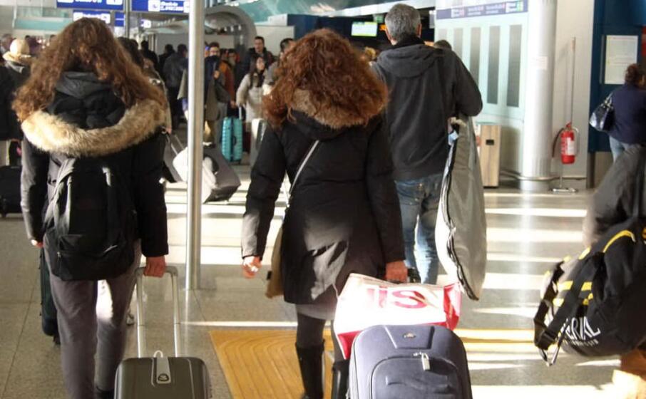 passeggeri in aeroporto (ansa)