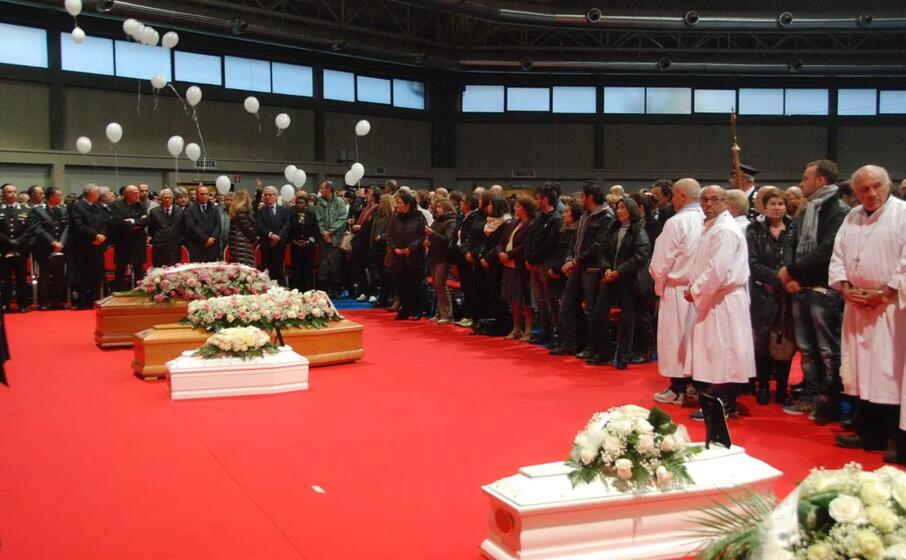 i funerali delle vittime dell alluvione in gallura nel 2013 e il lancio dei palloncini alla cerimonia