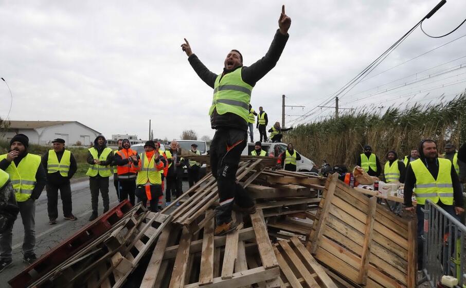 la protesta dei gilet gialli (ansa)