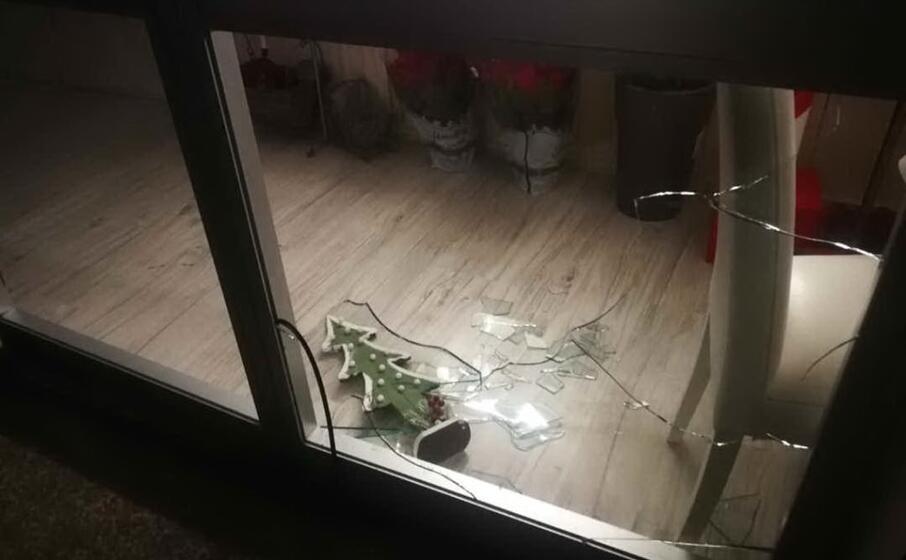 la vetrata spaccata (foto giorgia daga)