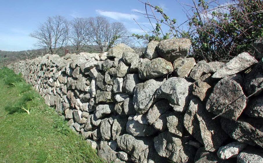 quel che resta di un muretto a secco (foto l unione sarda locci)