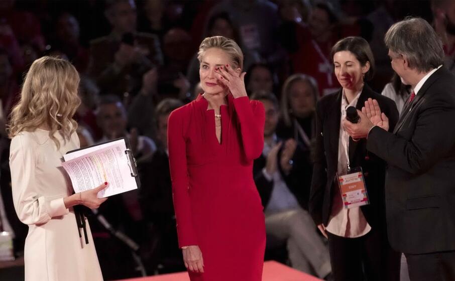 la commozione di sharon stone (ansa)