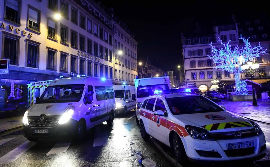 ambulanze e polizia al mercatino di strasburgo dove un uomo ha aperto il fuoco (ansa)
