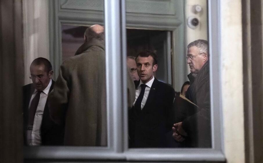 il presidente emmanuel macron ha incontrato nella notte il ministro dell interno