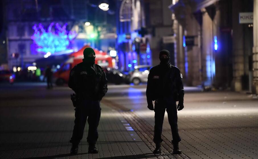 la zona evacuata e presidiata dalle forze dell ordine