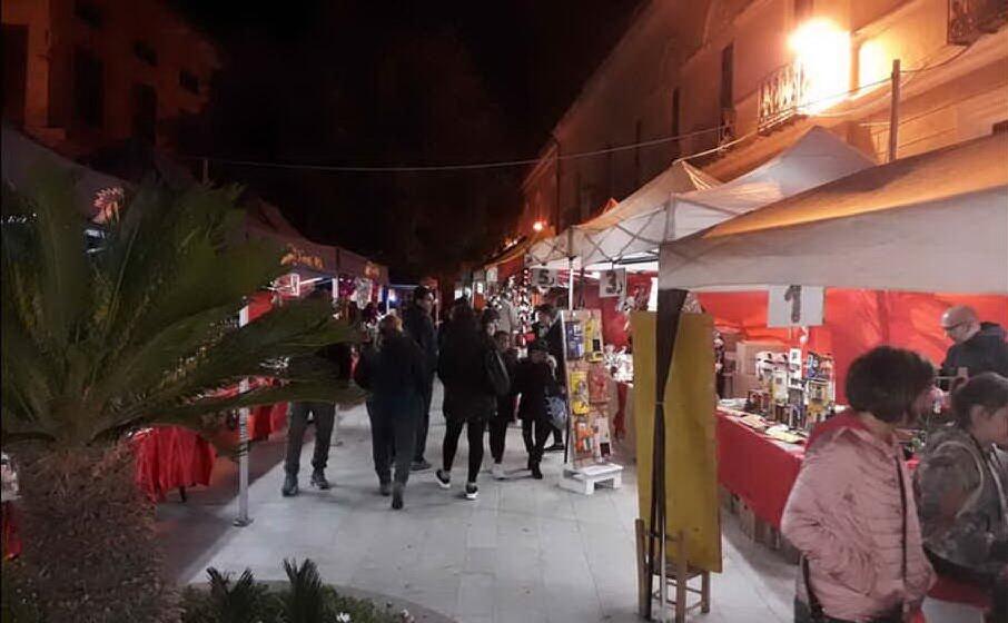 mercatini in piazza a sinnai (foto andrea serreli)