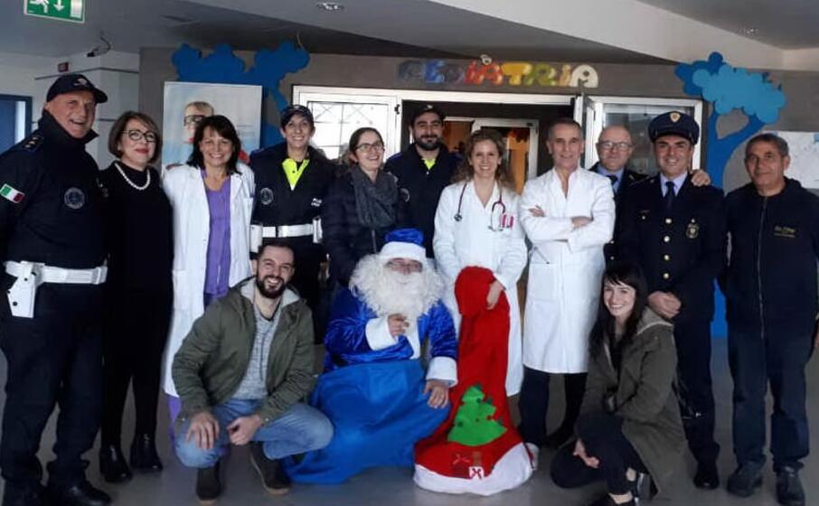 la consegna dei giocattoli (foto aspol)