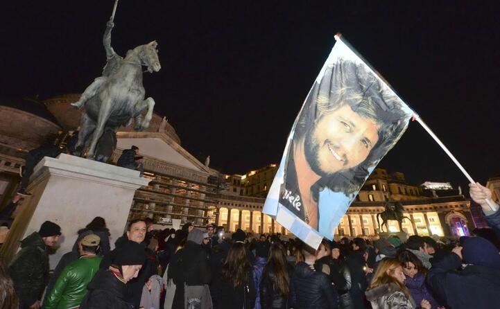 a napoli una folla di 100mila persone si riuniscono in piazza del plebiscito per ricordarlo