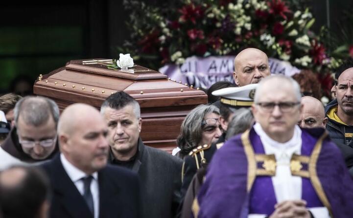 i funerali si svolgeranno i due tappe distinte a roma e a napoli