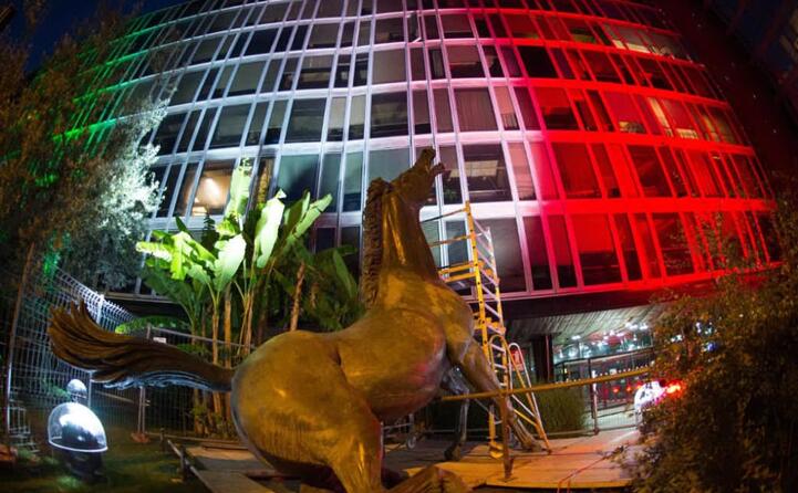 il palazzo della rai illuminato con il tricolore (ansa)