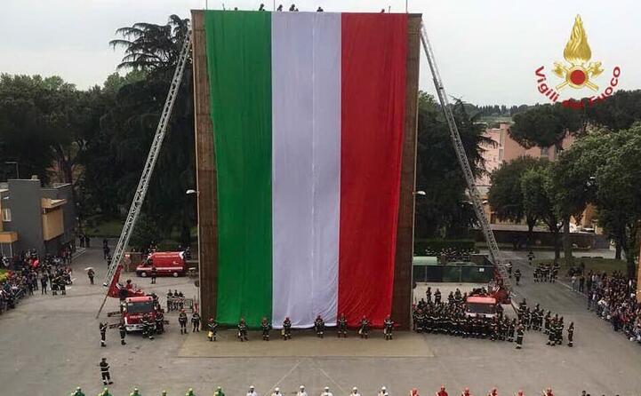 la foto dei vigili del fuoco (twitter)