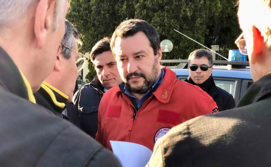 matteo salvini con la divisa dei vigili del fuoco (foto da facebook)