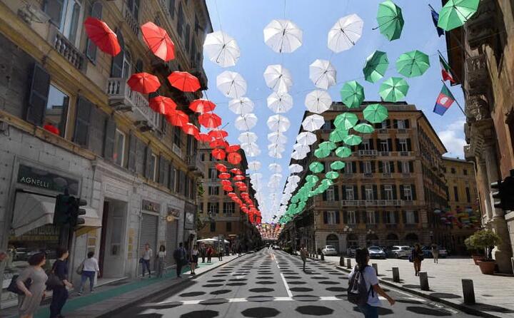 ombrelli tricolori a genova (ansa)