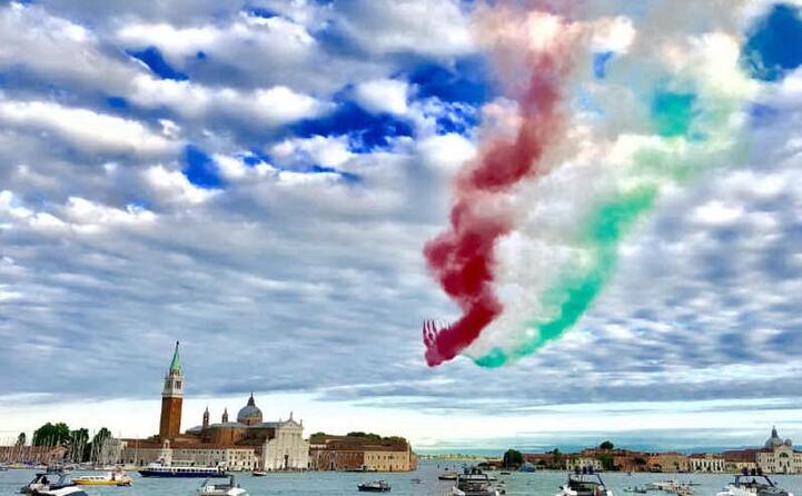 tricolore a venezia in laguna (ansa)
