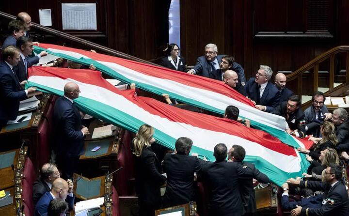 un enorme bandiera era stata srotolata anche alla camera con la ricorrenza dell unit d italia (ansa)