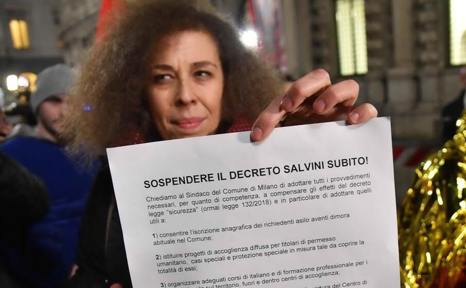 milano un volantino contro il dl sicurezza (ansa)