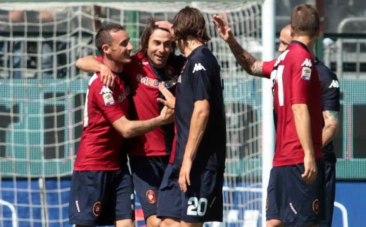 con la maglia del cagliari ha giocato 464 partite