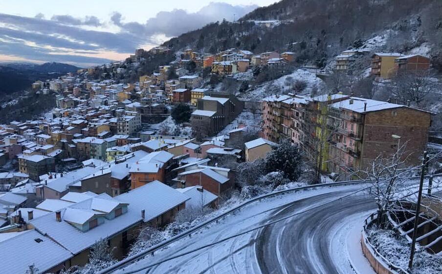 alba innevata a desulo (foto ivan peddio)