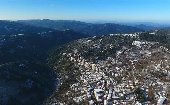 allargando l obiettivo la panoramica comprende anche i boschi della barbagia imbiancati dalla prima neve dell anno