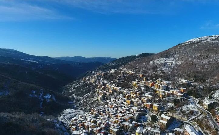 il piccolo borgo di desulo immortalato dal drone di alberto zilaghe