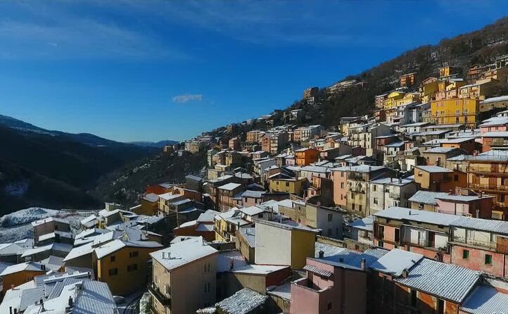 un festival di tetti bianchi contribuisce a creare un atmosfera magica