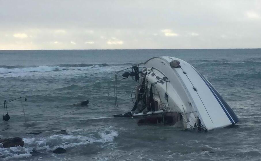 l imbarcazione che si incagliata davanti alla costa (ansa)