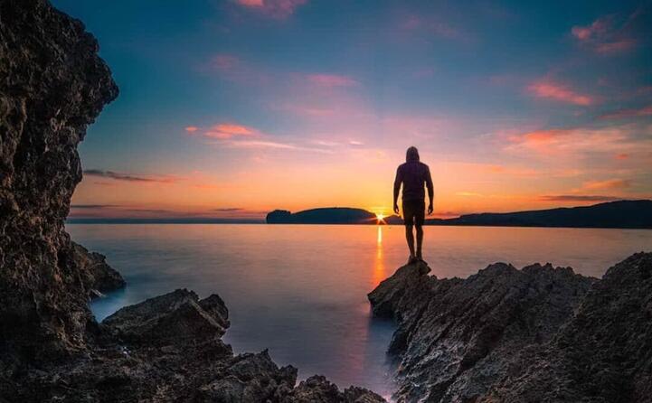 alghero in particolare capo caccia tra le location migliori per ammirare tramonti mozzafiato come quello immortalato in questo scatto da fabio fusari ( keep on waling 28)