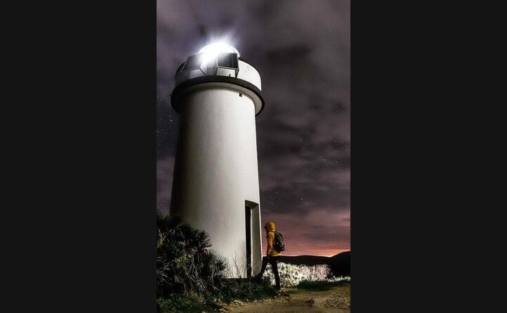 il faro svetta deciso nella baia di porto conte ad alghero nello scatto di riccardopiu tutta la sua maestosit