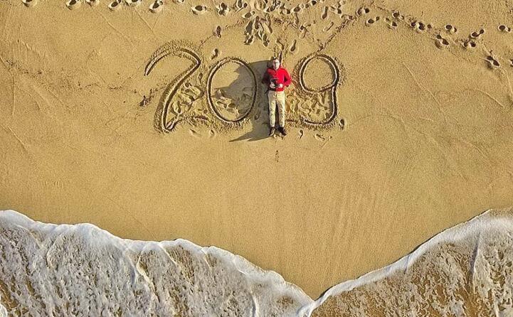 salutare il nuovo anno dalla spiaggia di badesi l originale idea di mattia abozzi (account bzzmtt)