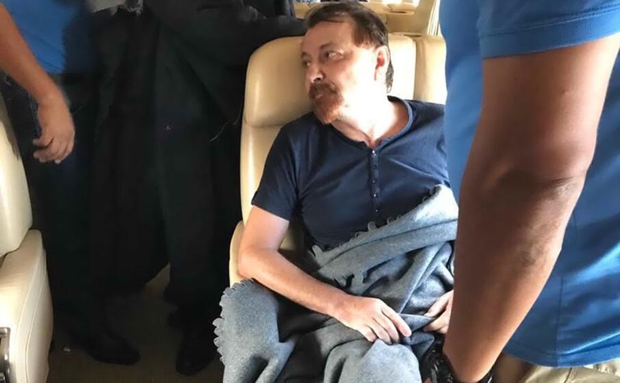a bordo dell aereo che lo ha riportato nel nostro paese