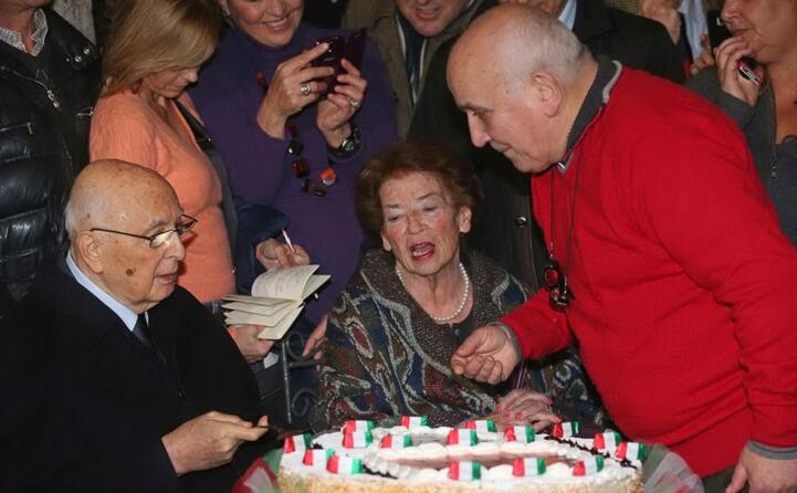con la moglie clio durante una festa in suo onore nel quartiere monti