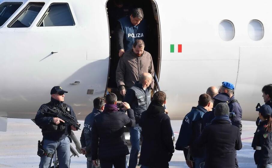l arrivo di battisti in aeroporto