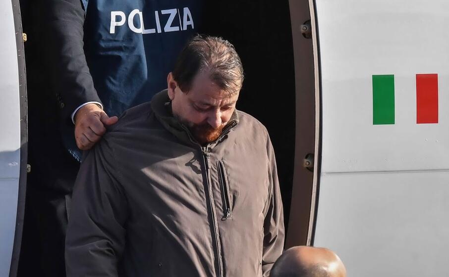 l ex terrorista era scortato ma non ammanettato