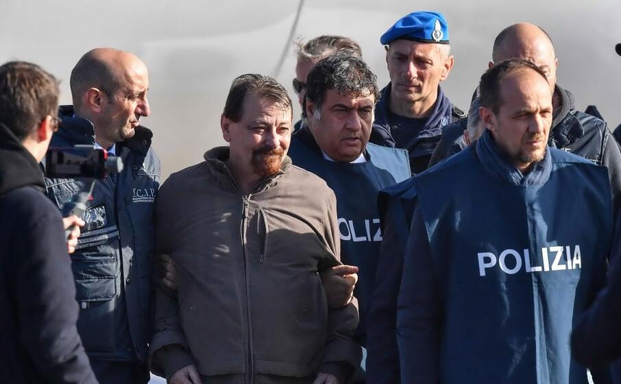 sul volto l accenno di un sorriso