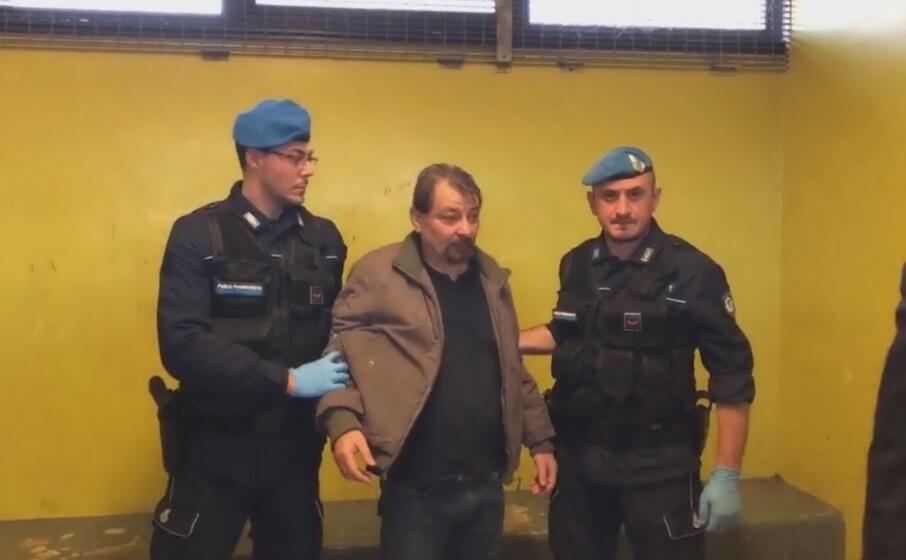 battisti all arrivo a massama (ansa)