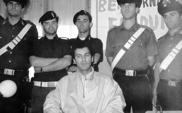 l 11 luglio 1992 il piccolo viene liberato per una cifra record 5 miliardi e 300 milioni di lire (in foto la scarcerazione di matteo boe)
