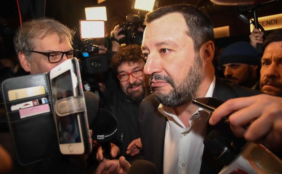l arrivo del ministro alla cena di beneficenza (ansa)