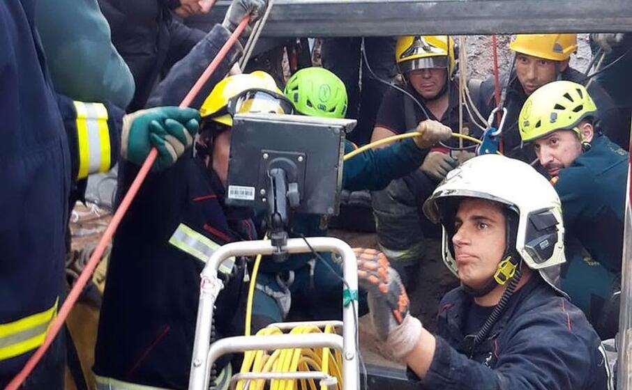 tecnici e soccorritori in azione (ansa)