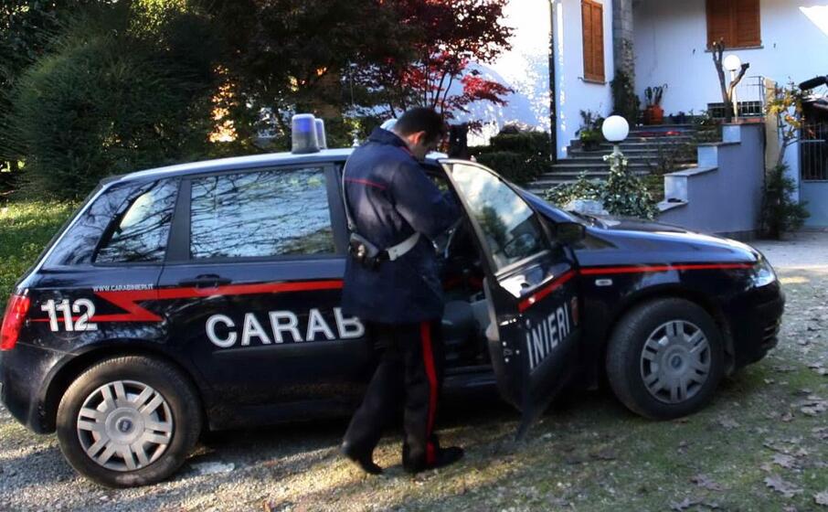 una pattuglia dei carabinieri (ansa)