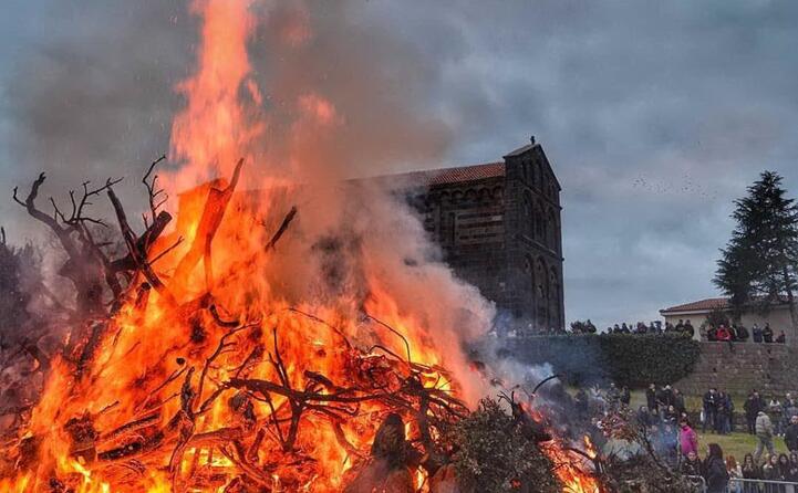 che su carrasegare abbia inizio con l accensione della pira sa prima essia si colora la notte di sant antonio la foto di graziella_carboni arriva da ottana
