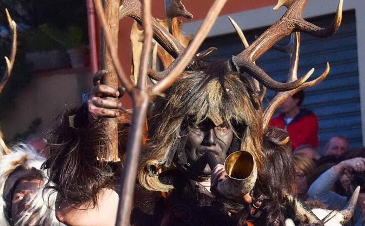in tutta la barbagia il suono del corno annuncia tra fuochi e danze tribali l inizio del carnevale fabiosassu1 ci mostra lo speciale momento