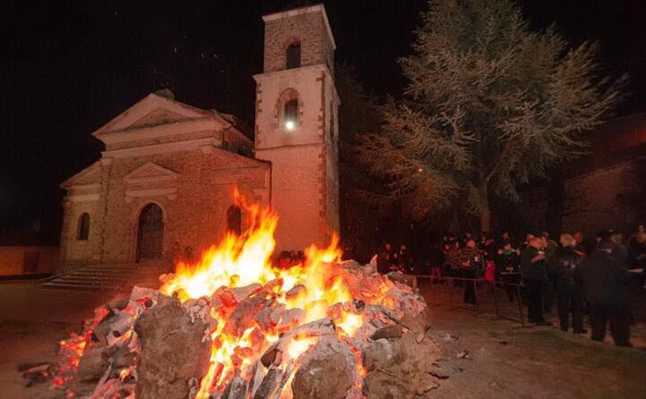 l accensione e la benedezione del fuoco d il via anche a teti al tanto atteso carnevale sardo foto di mattjamelis