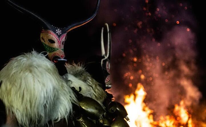 la maschera su boe veglia sulla pira in fiamme in onore di sant antonio foto di andreamarongiu_air_photography
