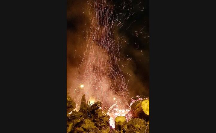 le fiamme si alzano verso il cielo chiedendo a sant antonio un anno di serenit la foto arriva da desulo ed firmata da zilaghe
