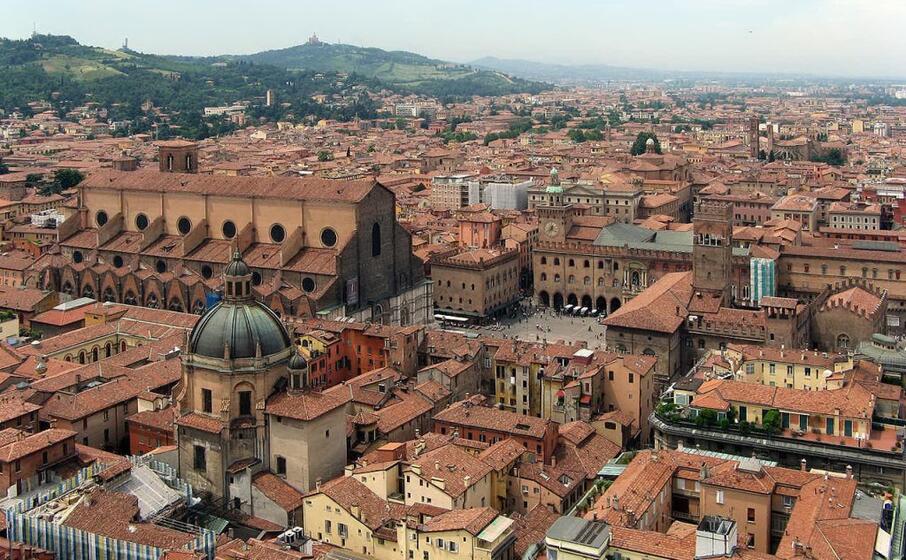 una panoramica di bologna (foto da wikipedia)