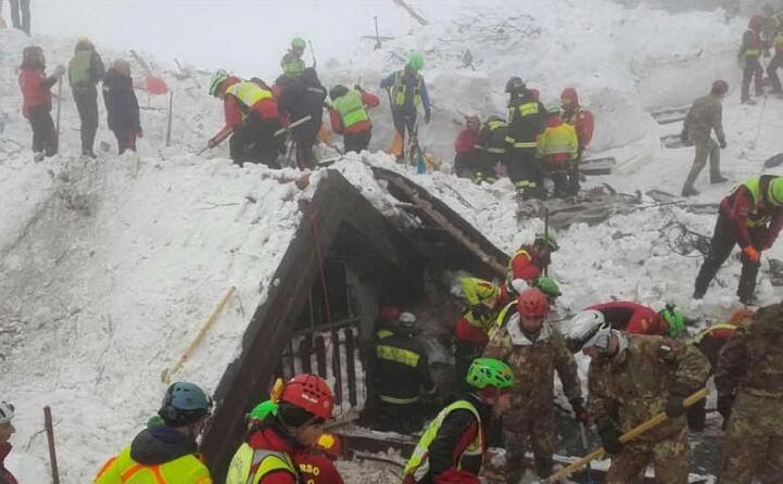 al freddo si sono aggiunte anche tre scosse di terremoto