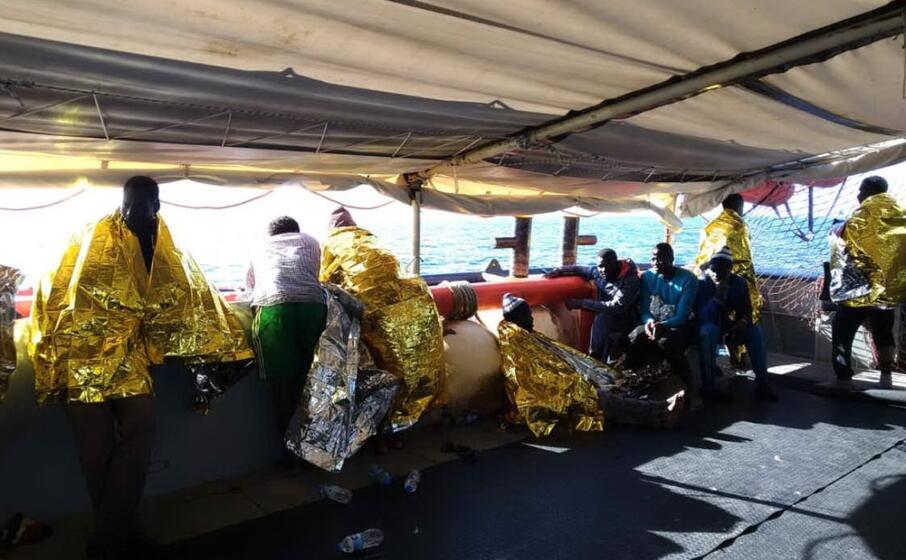 alcuni dei migranti salvati dalla sea watch (foto twitter)